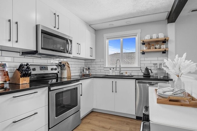 Building Photo - Modern 2BR Suite – Newly Furnished, Pet-Friendly, Near Downtown Spokane (Furnished)