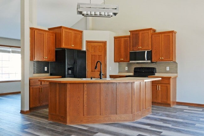 Building Photo - Spacious 5-Bed, 3 Bath Home in Delano - Available Now!