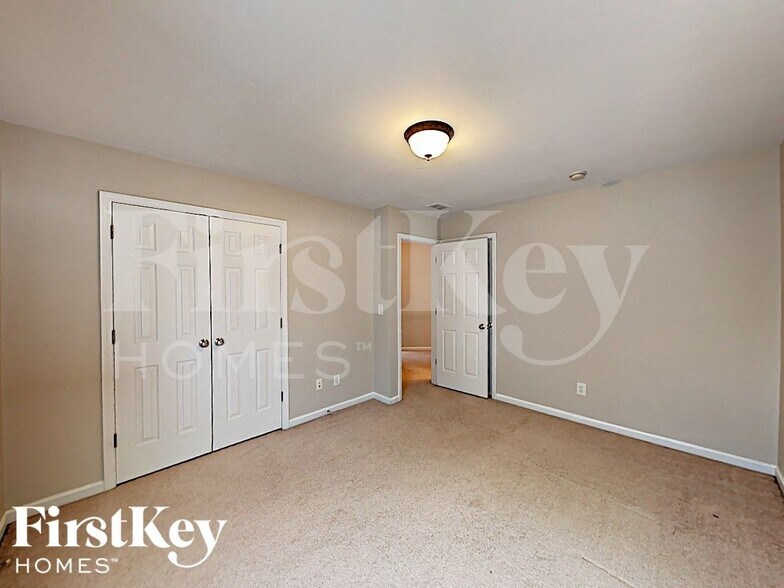 Building Photo - 2460 Vistoria Dr