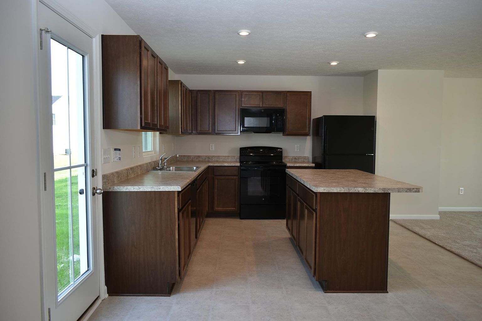 Building Photo - 9755 Oakgrove Dr