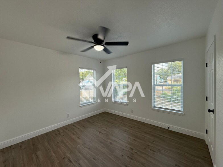 Building Photo - 239 Erskine Pl