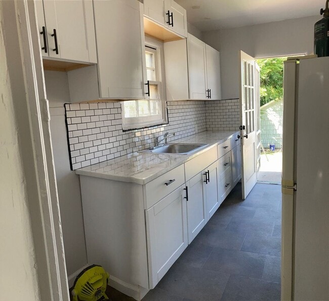 Building Photo - Beautifully Remodeled