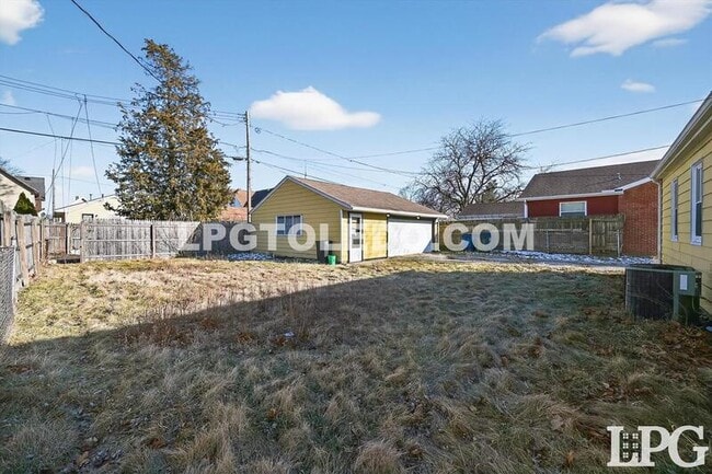 Building Photo - 1525 Akron St