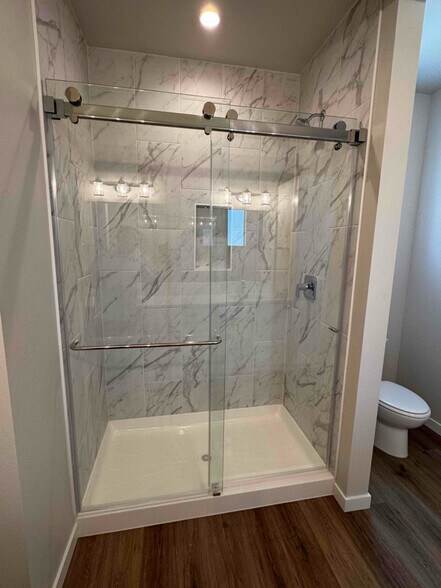 Building Photo - 896 E RR Ave