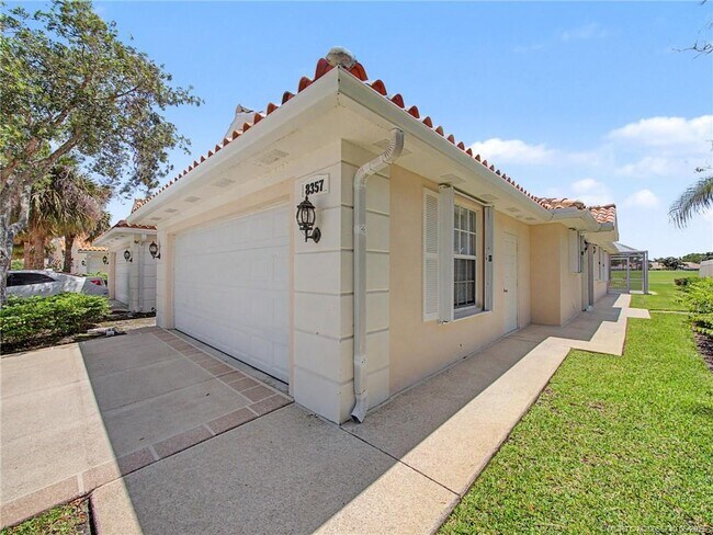Building Photo - 8357 SE Double Tree Dr
