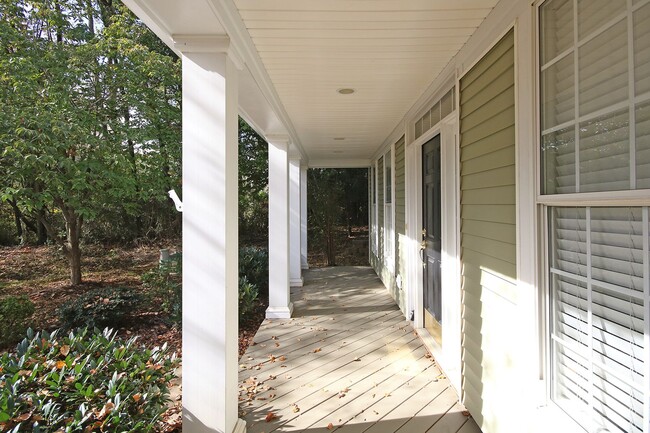 Building Photo - Dog Friendly End-Unit Crozet Home