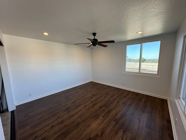 Building Photo - 2B/2B Apartment with Views