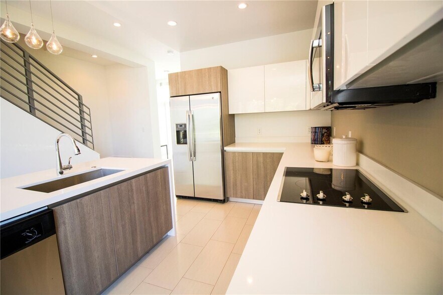 Building Photo - 2465 NE 135th St