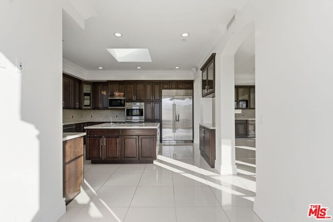 Building Photo - 462 S Maple Dr