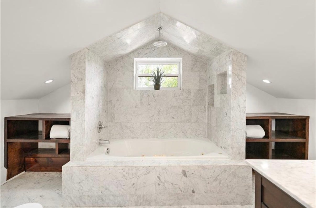 Building Photo - 5815 S Robertson St