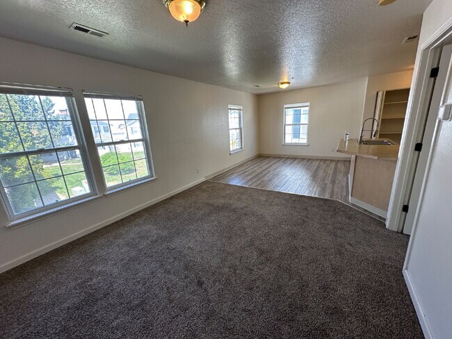 Building Photo - Upper Level 2 Bedroom 1 Bath Apartment