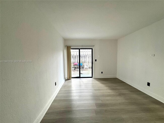 Building Photo - 1525 NE 135th St