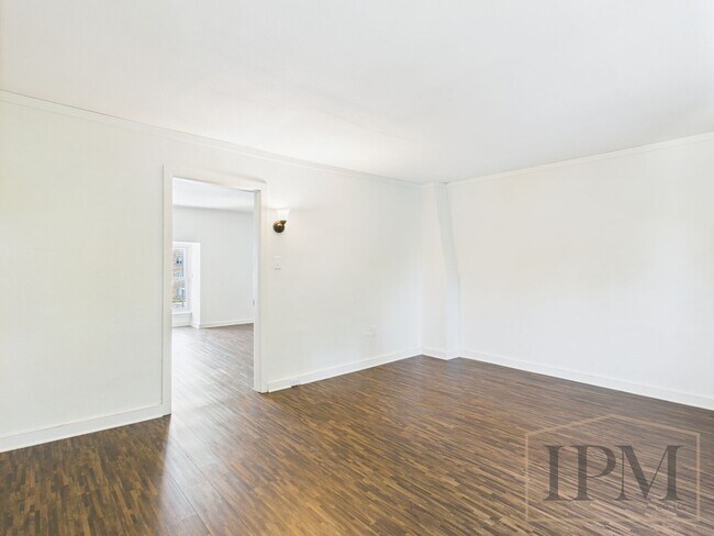 Building Photo - Available Now! Spacious 5 Bedroom Home Loc...