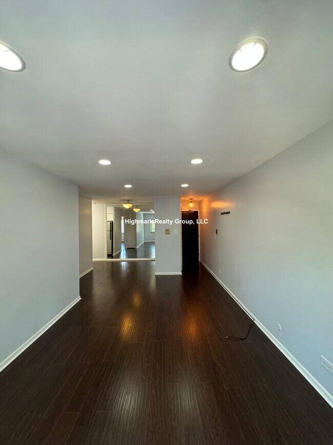 Building Photo - 3825 N Pine Grove Ave