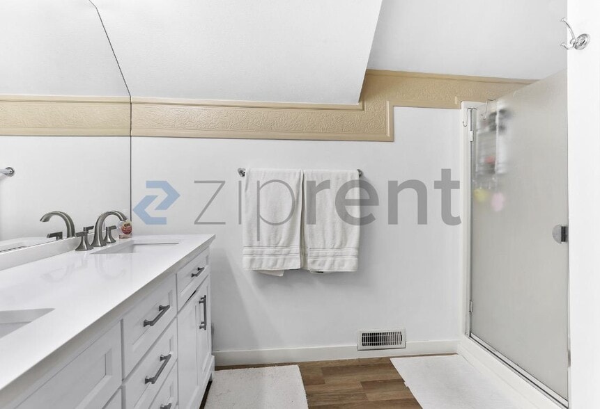 Building Photo - Unit