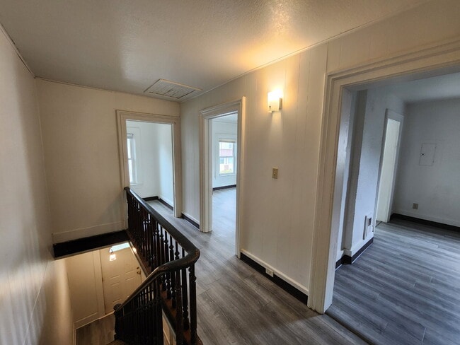 Building Photo - 564 Mt Vernon St