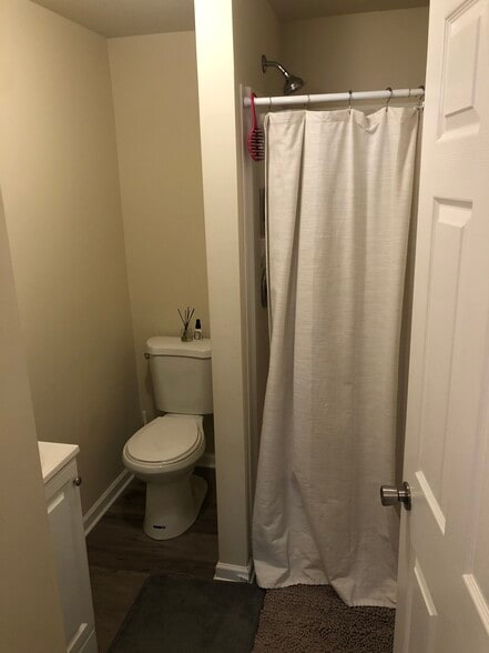 full bath - 4346 Cresson St