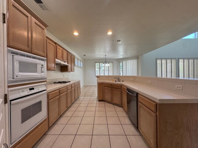 Building Photo - 5781 E Kaviland Ave