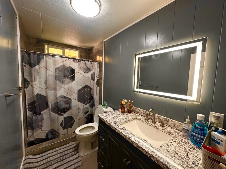 Building Photo - 2668 Kalihi St