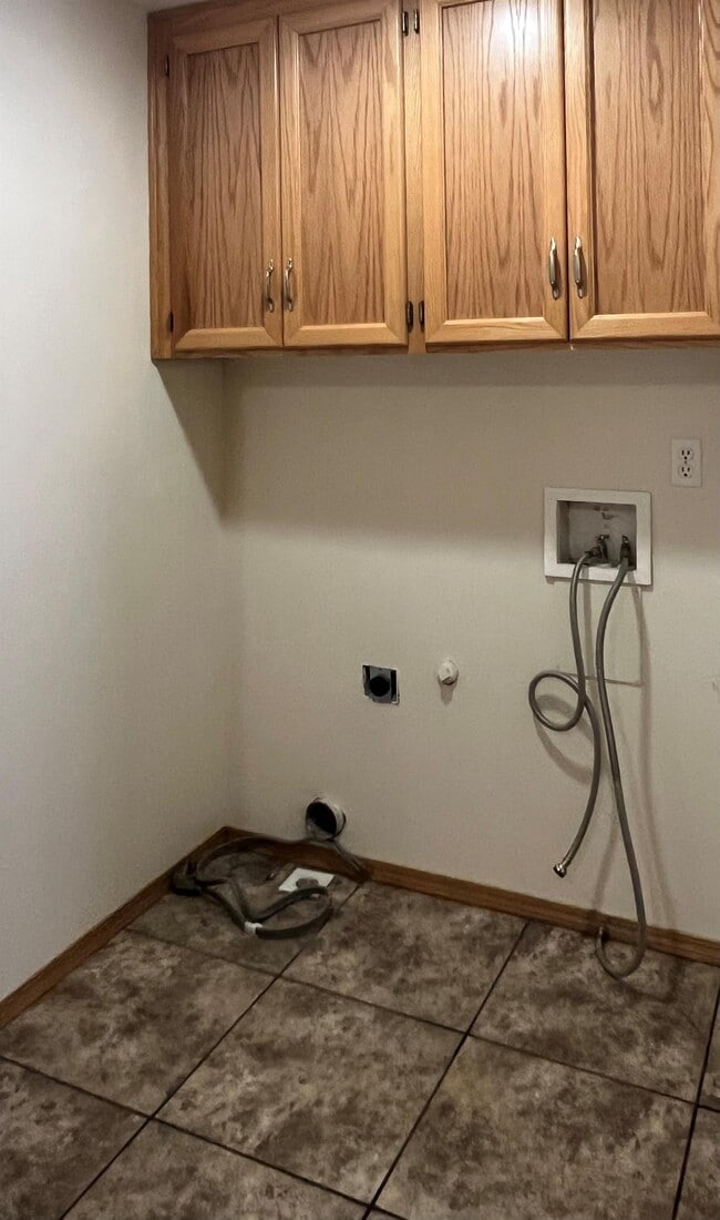 Building Photo - 601 High Ct