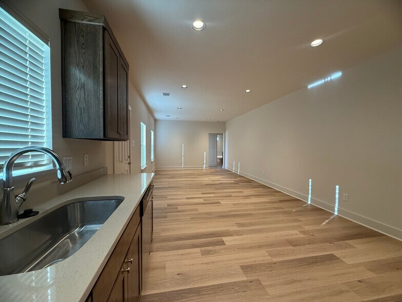 Building Photo - 207 Railroad Ave