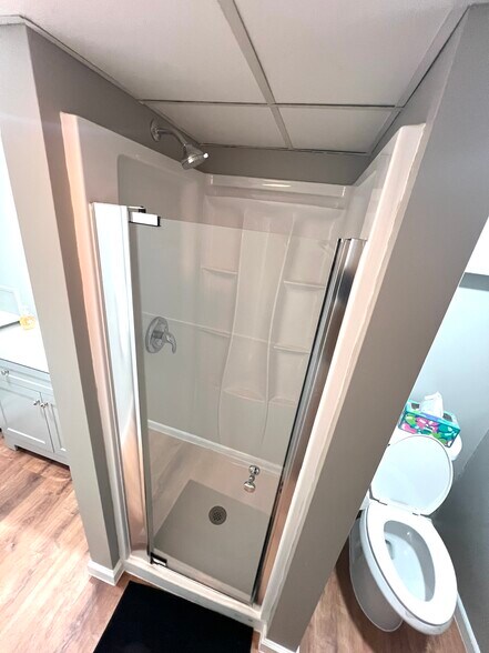 Basement suite Bath - 215 Macktown Rd