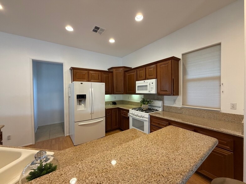 Building Photo - 48638 Barrymore St