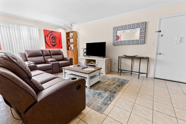 Building Photo - 1700 SW 16th Ct