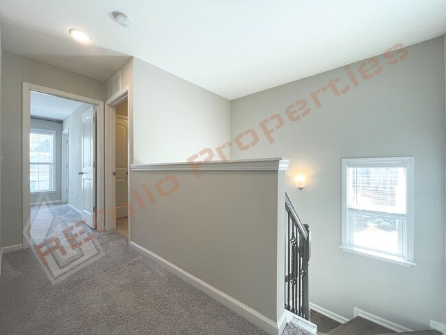 Building Photo - Beautiful End Unit 3 Story 3 bedroom, 3.5 bathroom Townhome with 2 Car-Garage in 540 Townes subdi...