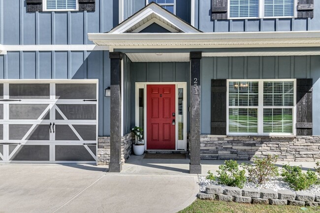 Building Photo - Two Story home in Quaker Knoll! Ready now !