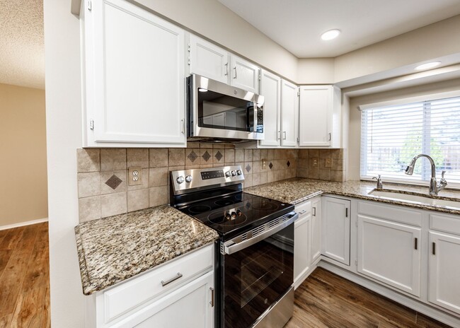 Building Photo - Stunning 5 Bedroom, 3.5 Bath Remodeled Hom...