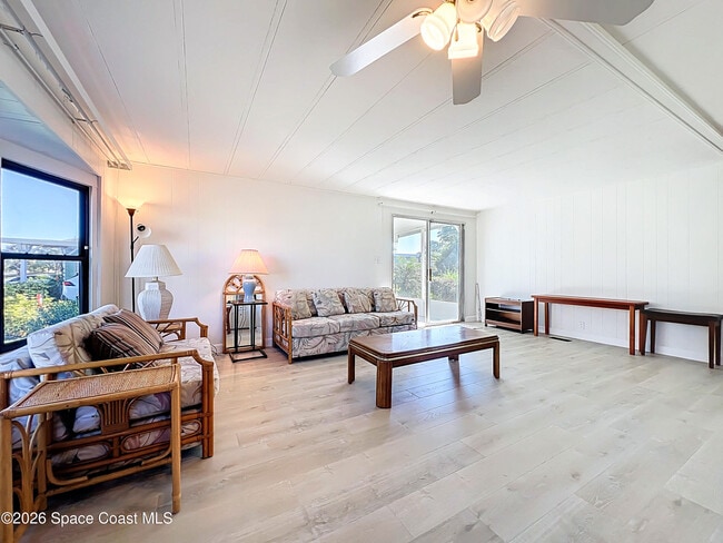 Building Photo - 909 Sequoia St