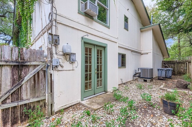 Building Photo - 8600 Tallwood Dr