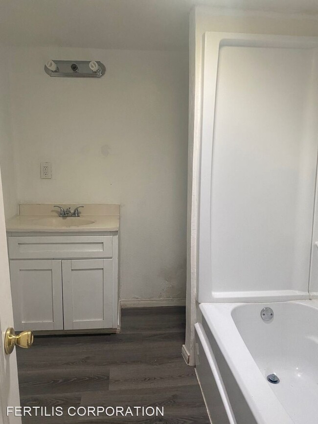 Building Photo - 2 br, 1 bath House - 1532 W 9th Street