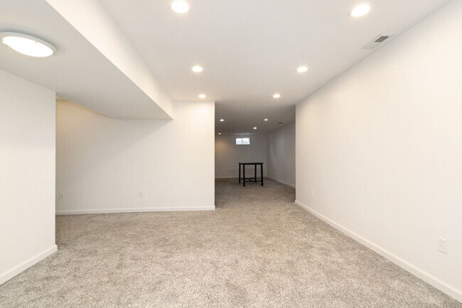 Building Photo - Large Family home For rent!