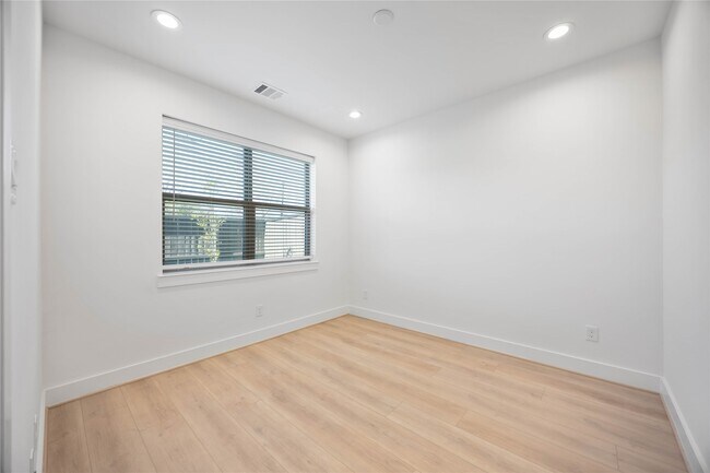 Building Photo - 2528 Live Oak St