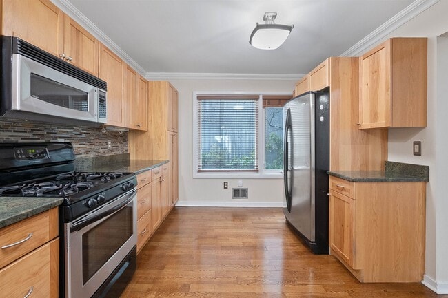 Building Photo - 18 SKYVIEW Ter