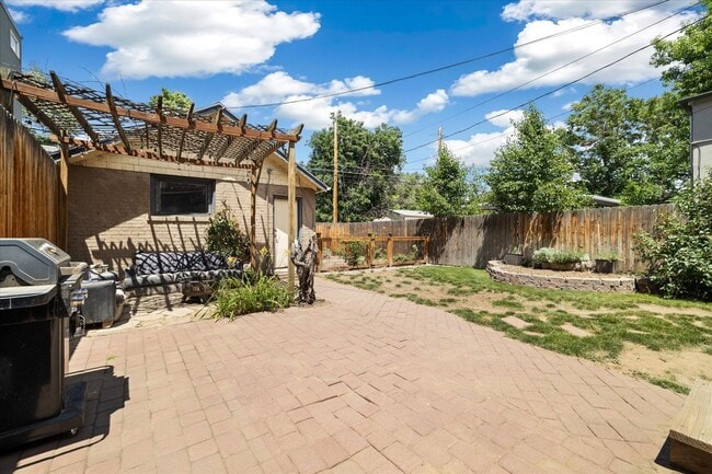Building Photo - Awesome 3 bedroom, 2 bath home!