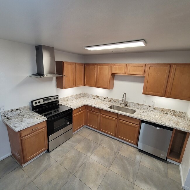 New kitchen  cabinets and granite counter tops - 4718 E Alta Vista Rd