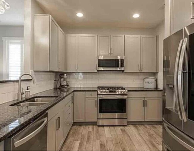 Building Photo - 7 Montaugue St