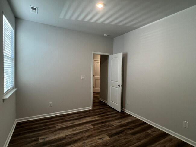 Building Photo - 621 High Hl Dr