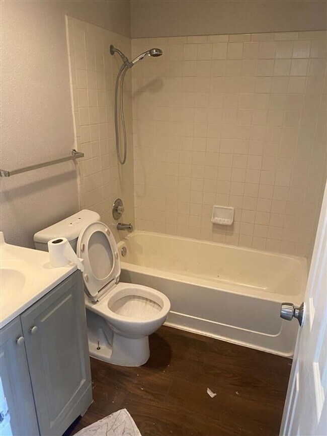 Building Photo - Large 3 bed 2 bath duplex