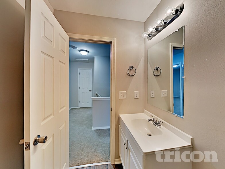 Building Photo - 4003 Larkhaven Village Dr