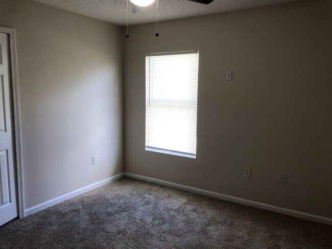 Building Photo - Large 5 Bedroom, 3 Bathroom Single Family Home