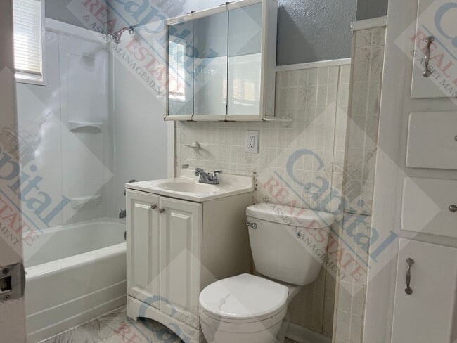 Building Photo - Lovely 3 Bedroom