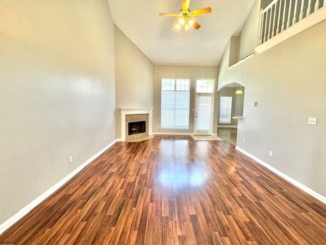 Building Photo - Spacious 3 Bedroom 2.5 With Loft Area Home...
