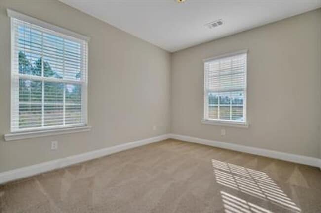 Building Photo - SUMMER MOVE-IN SPECIAL: $250 OFF 1ST MONTH...