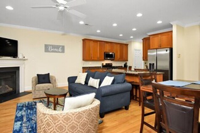 Building Photo - Furnished 3-bedroon townhouse end-unit for...
