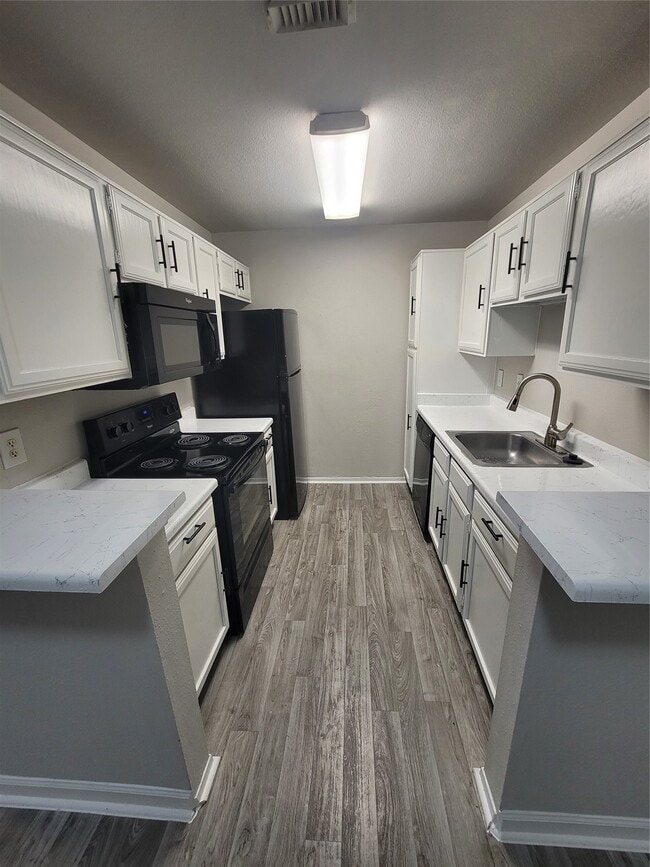 Building Photo - 7250 W Greens Rd