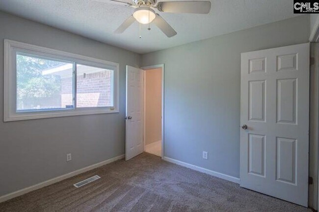 Building Photo - Sensational Three Bedroom Home Located in the Earlewood Community!